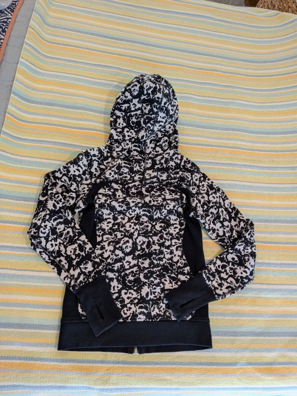 ⭐ Lululemon Scuba Hoodie III - Fleur Sombre - Black & White - Size 4